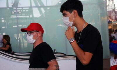 Personas con mascarilla en el aeropuerto por Coronavirus