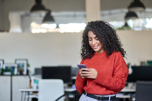 Mujer revisado el telefono