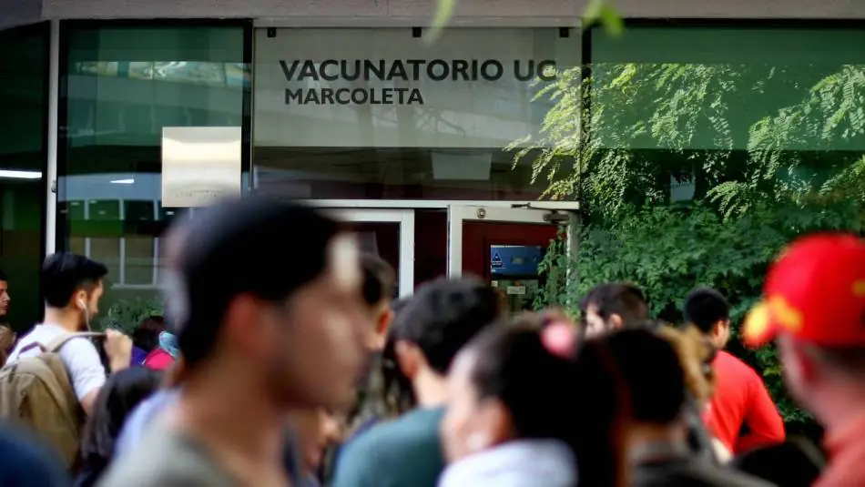 Foto_-_Vacuna_coronavirus_vacunatorio_UC