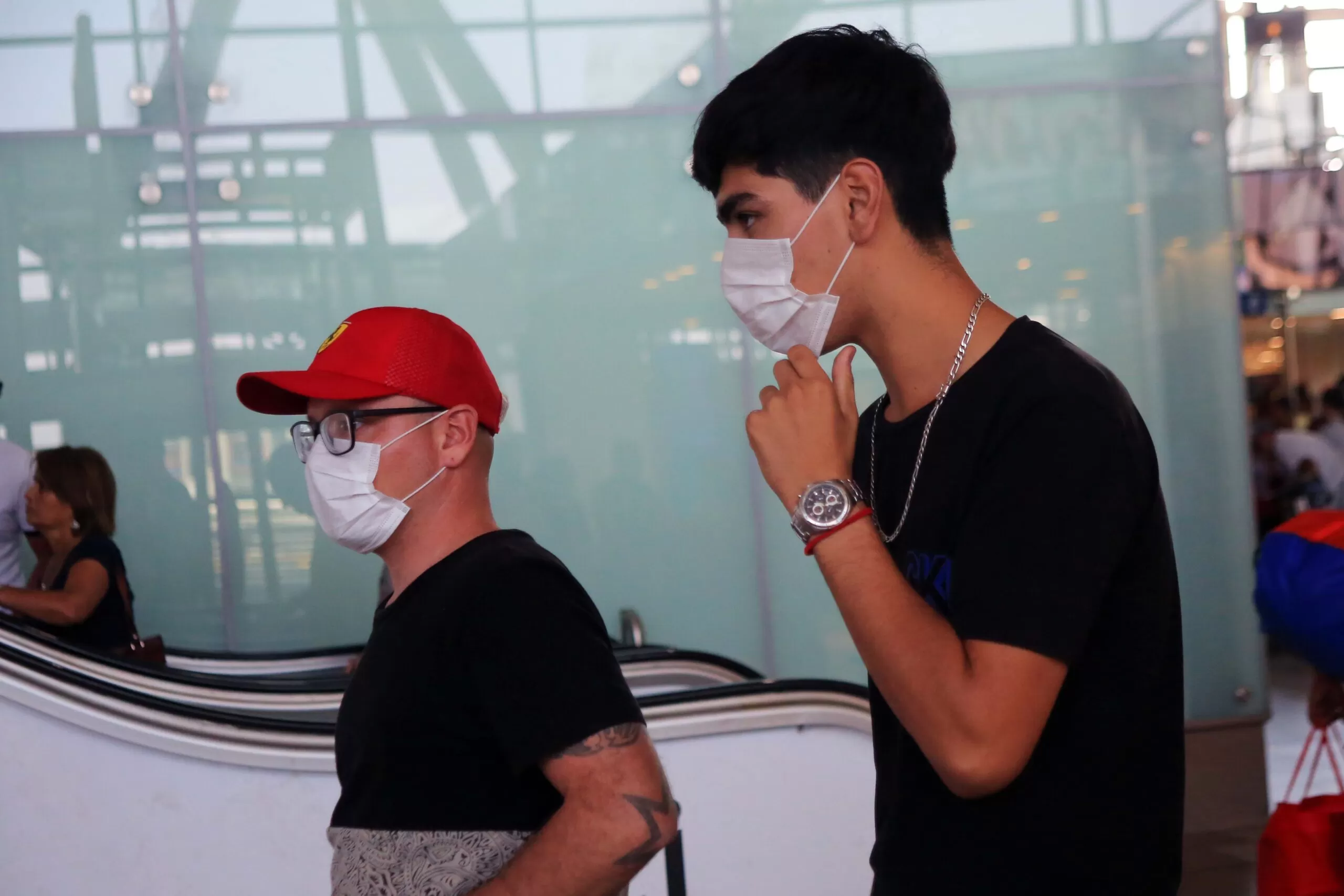Personas con mascarilla en el aeropuerto por Coronavirus