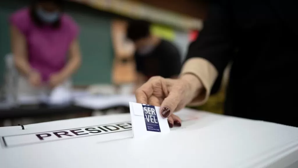 Votos SERVEL a minuto comienza el cierre de algunas mesas a nivel nacional y se alista el conteo de voto