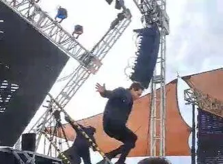 Jean Paul Olhaberry Casi Fue Aplastado Por La Pantalla En San Antonio Logro Huir .jpg