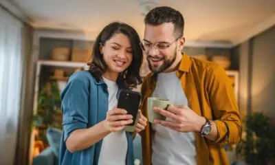 Pareja mirando internet